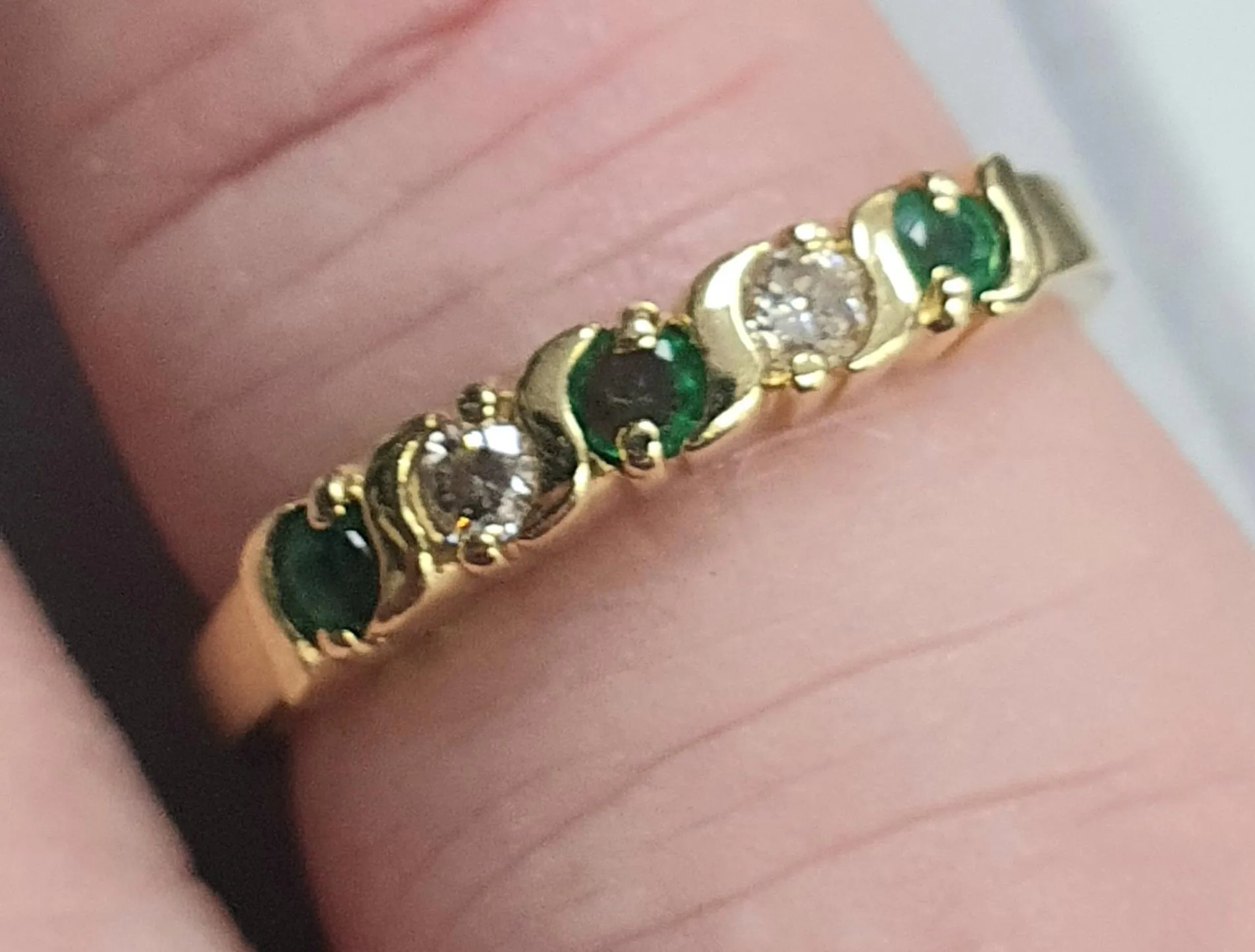 18ct diamond ring with green stones 0.12ct