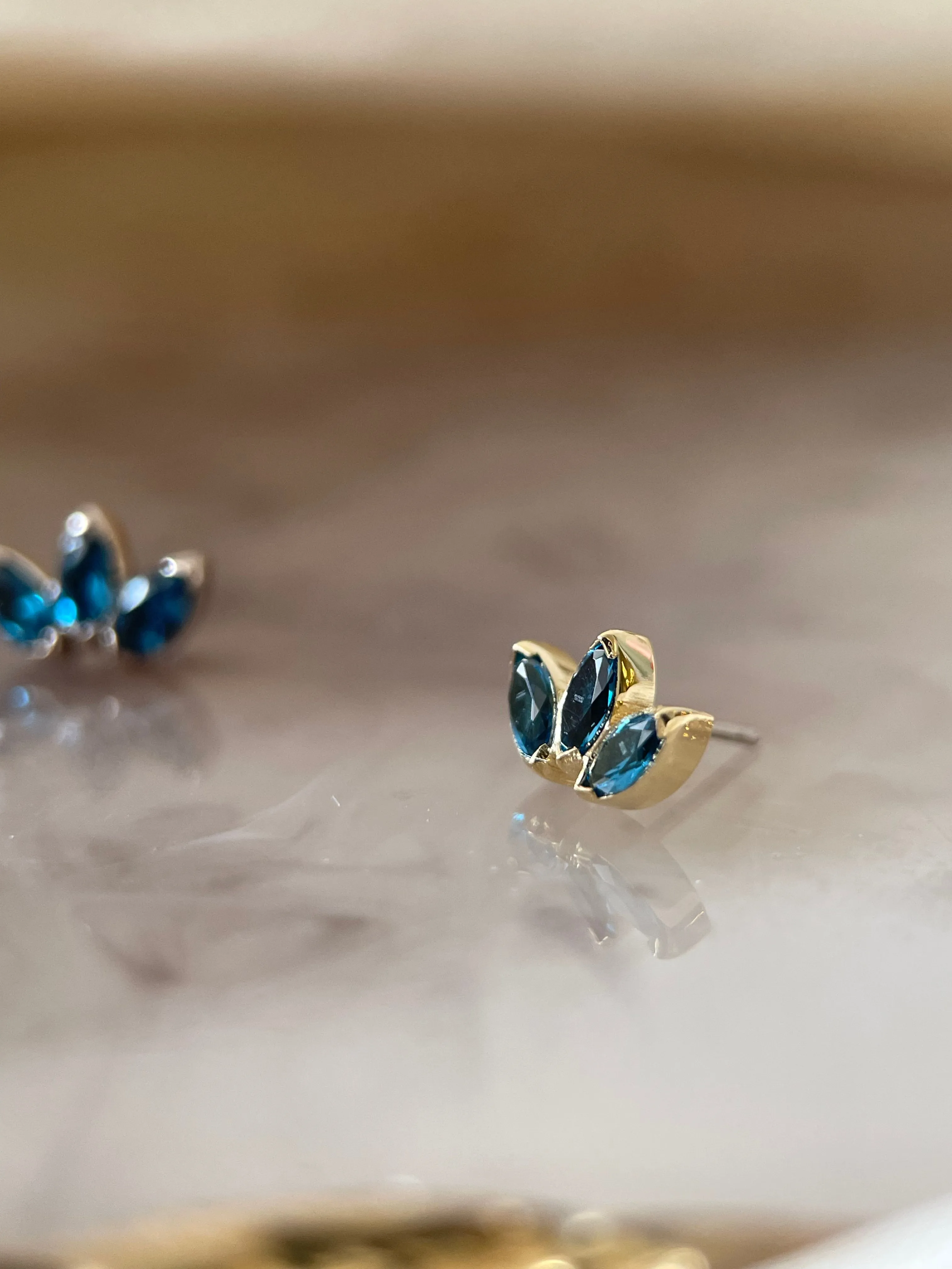 Anatometal  Marquise Fan End 3 Stones Mini Threadless (18K Gold)