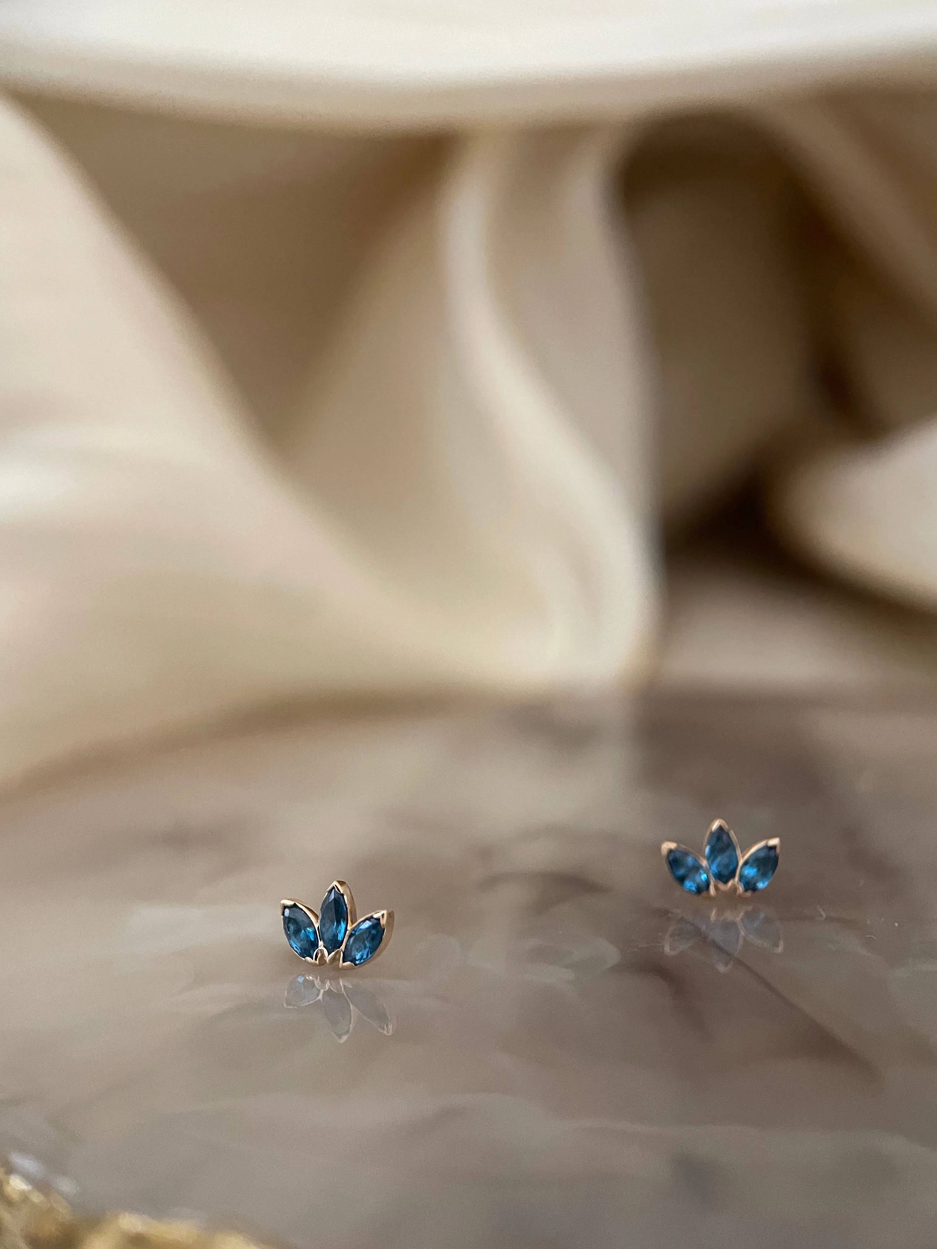 Anatometal  Marquise Fan End 3 Stones Mini Threadless (18K Gold)