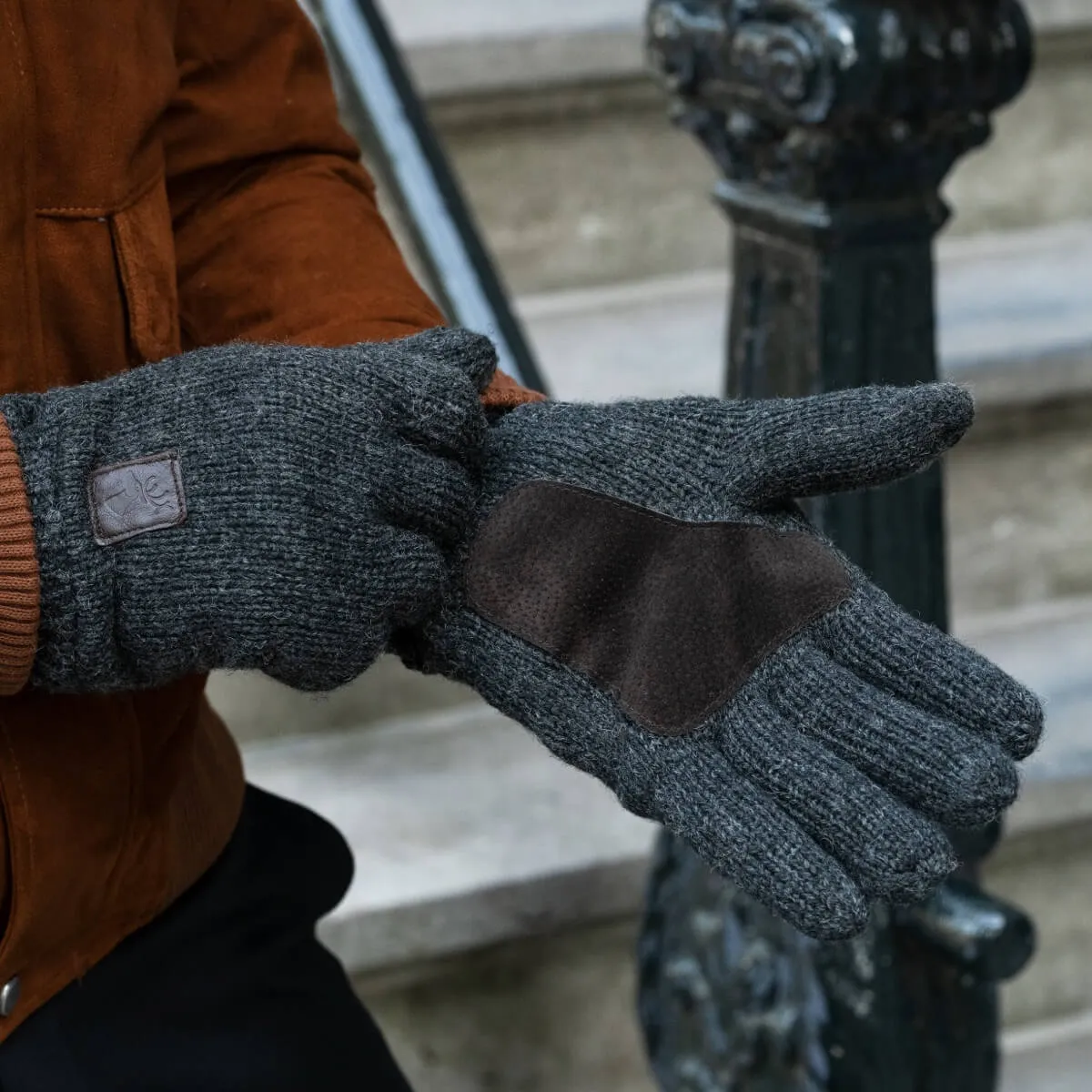 Hudson (dark grey) - knitted gloves from Shetland wool with warm fleece lining